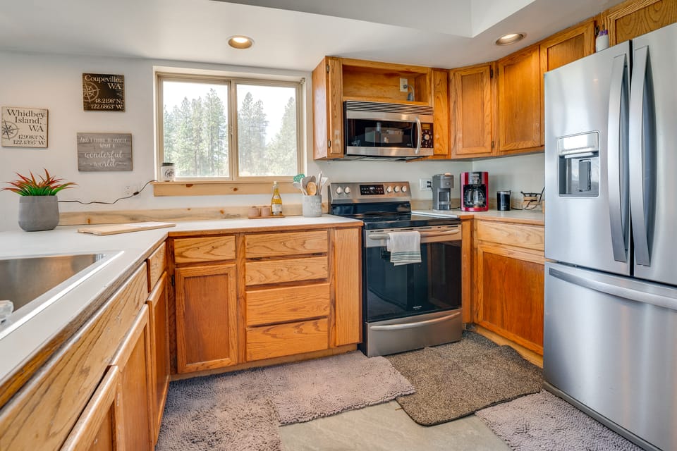 Mtn-View Getaway w/ Spacious Deck in Republic! House in Franklin D Roosevelt Lake