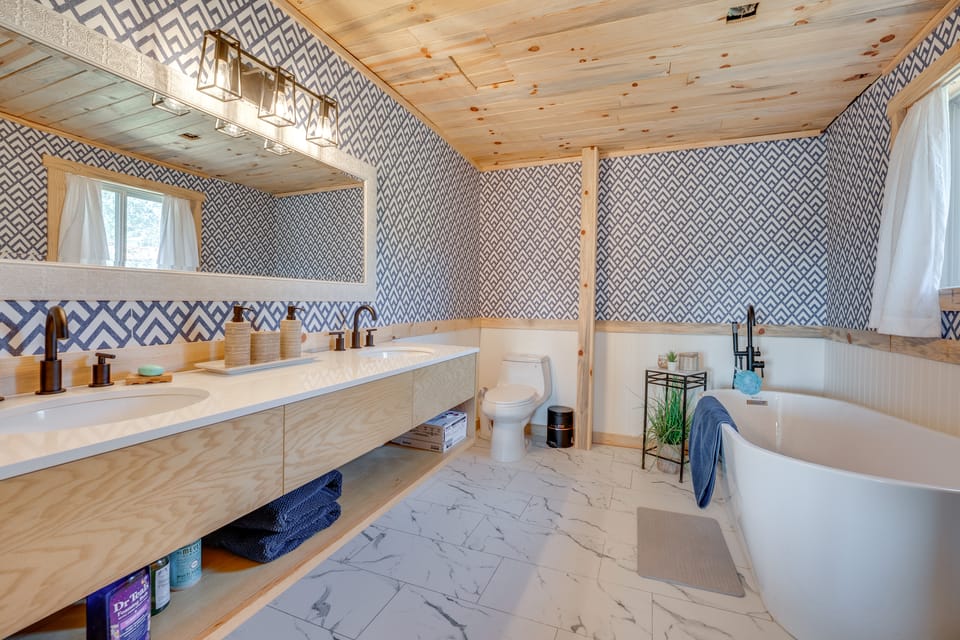 Republic Retreat w/ Mountain Views & Soaking Tub House in Franklin D Roosevelt Lake