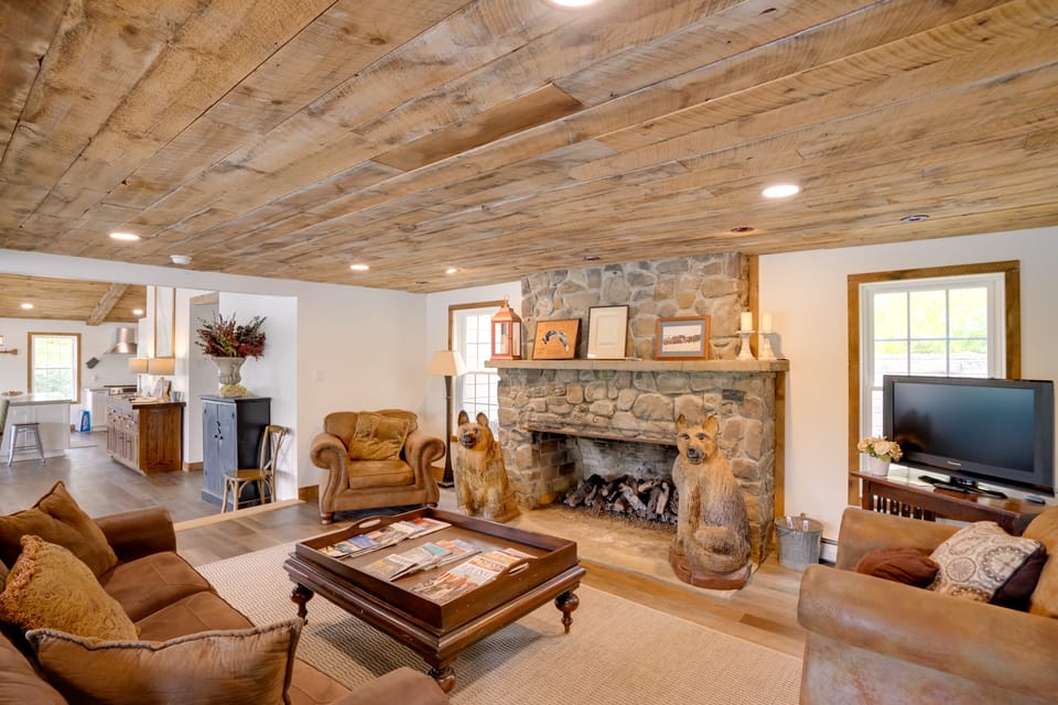 Rustic, Modern, Great for Groups! Crooked Lake Gem House in Capital District, NY, USA