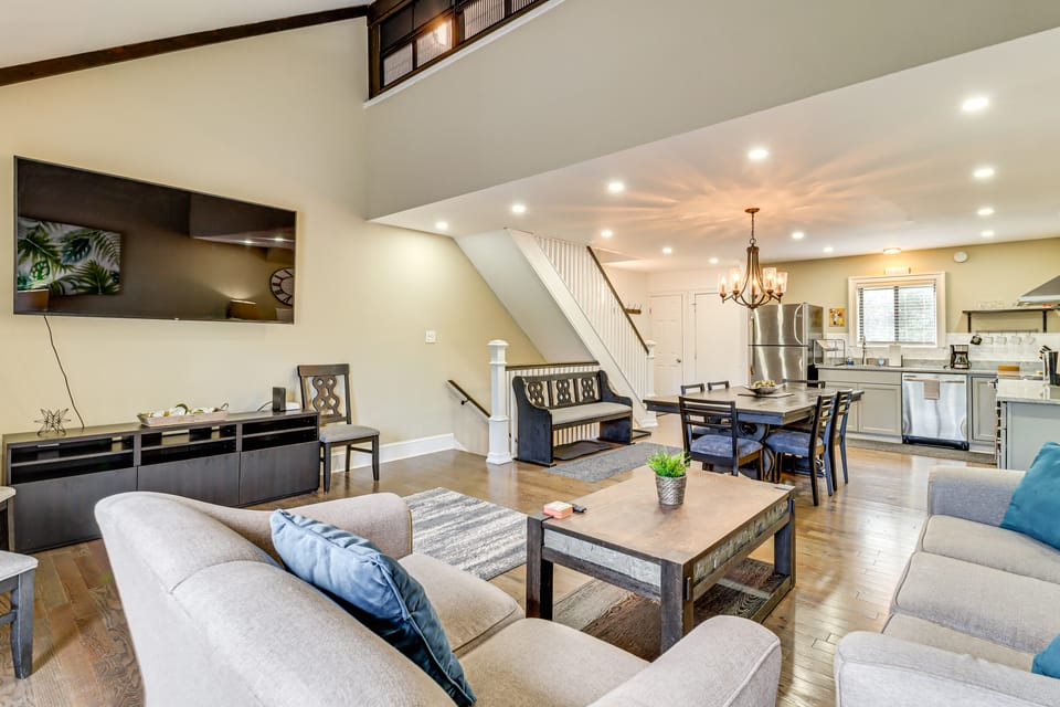 Modern Mountain Escape in Poconos: Walk to Slopes! Apartment in Pocono Mountains