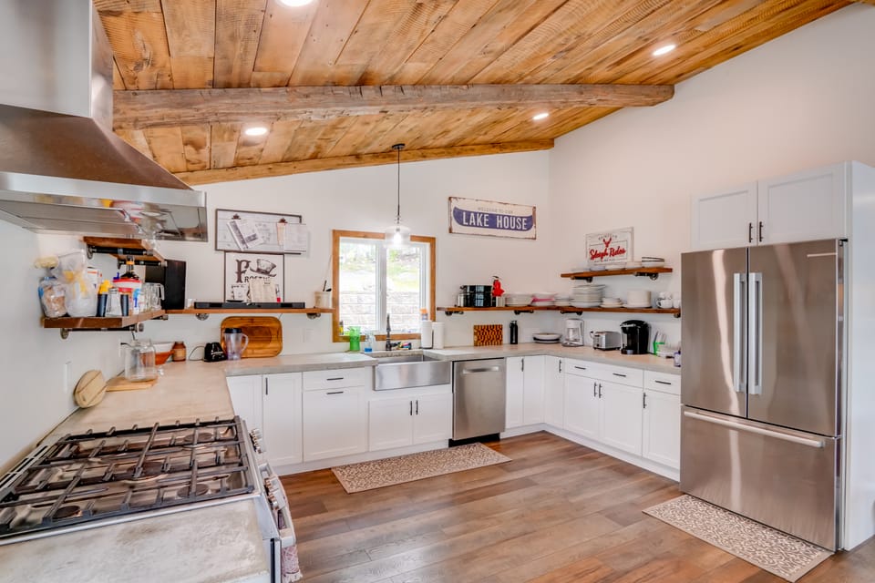 Ultimate Crooked Lake Getaway: Swim, Kayak & Relax House in Capital District, NY, USA