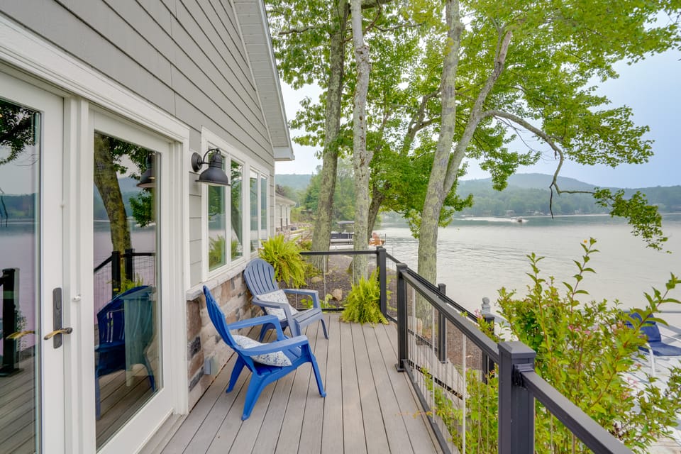 Ultimate Crooked Lake Getaway: Swim, Kayak & Relax House in Capital District, NY, USA