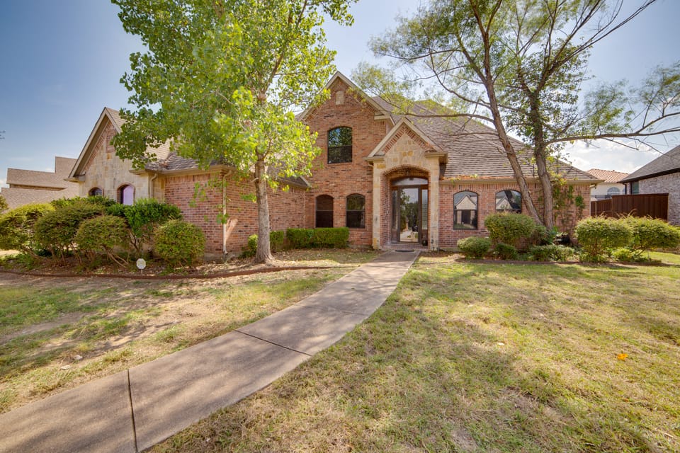 Relax Fireside: Sunnyvale Family Home w/ Yard House in Mesquite