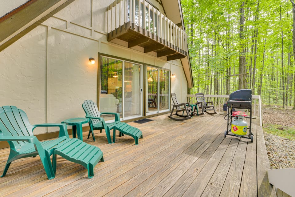 Cabin near Lake w/ Deck, Fire Pit & Grill! House in Michigan
