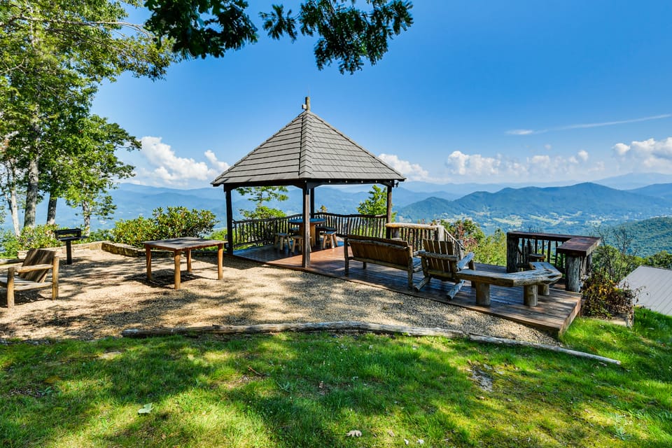 6 Mi to Pisgah Nat'l Forest! Condo w/ Serene Views Apartment in Tennessee