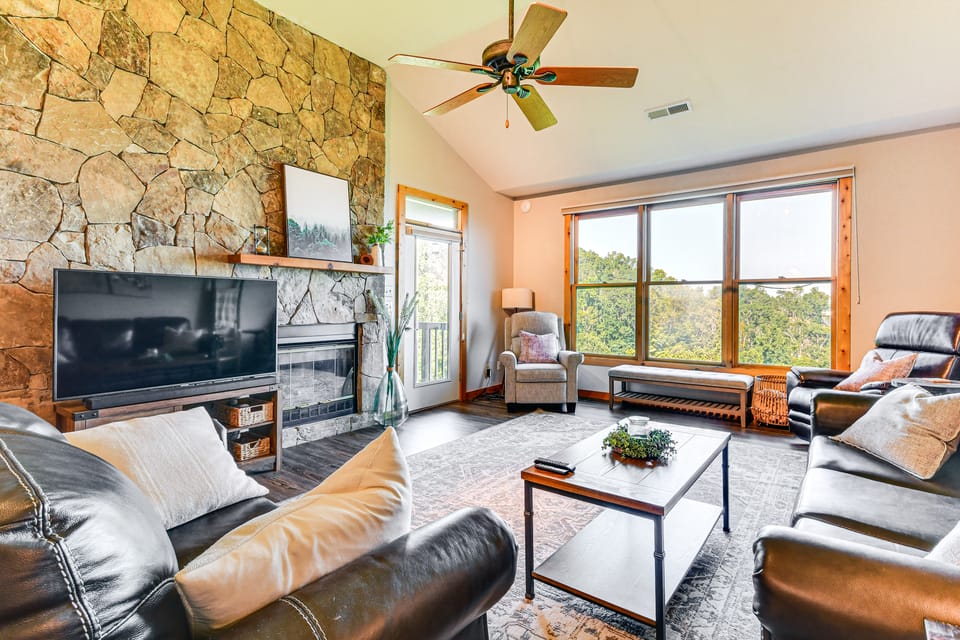 6 Mi to Pisgah Nat'l Forest! Condo w/ Serene Views Apartment in Tennessee