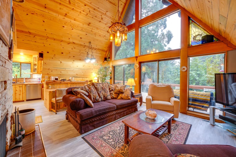 Explore Mt St Helens: A-Frame Chalet w/ Deck! House in Washington