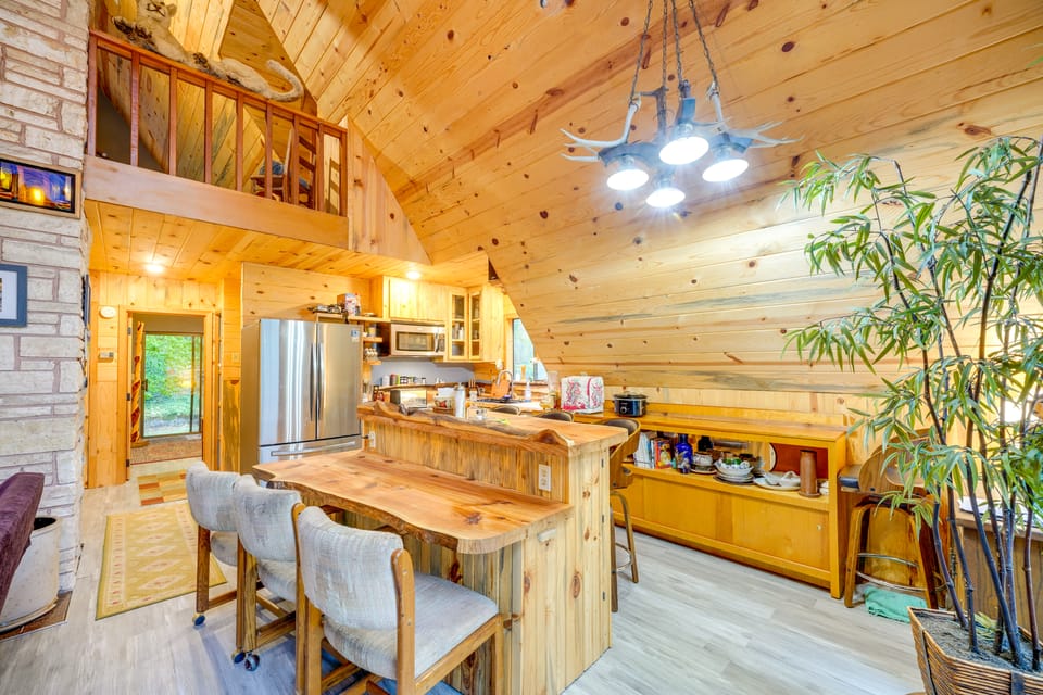Explore Mt St Helens: A-Frame Chalet w/ Deck! House in Washington