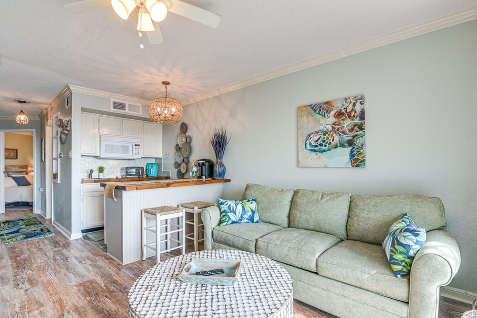 Pool & Hot Tub Access: Beachside Galveston Condo! Apartment in Galveston Island