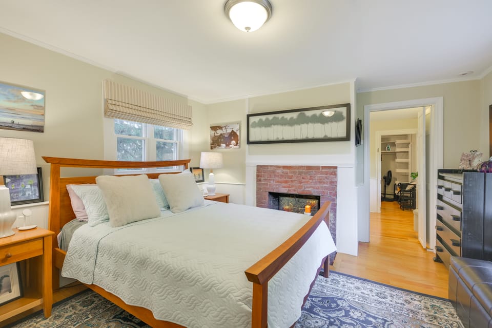 < 1 Mi to Dtwn Salem: Apt w/ Shared Patio & Yard! Apartment in Salem