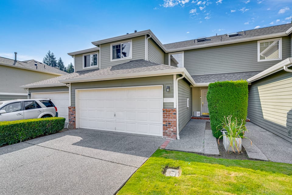 Modern Home Close to Dtwn Woodinville w/ Yard Apartment in Woodinville