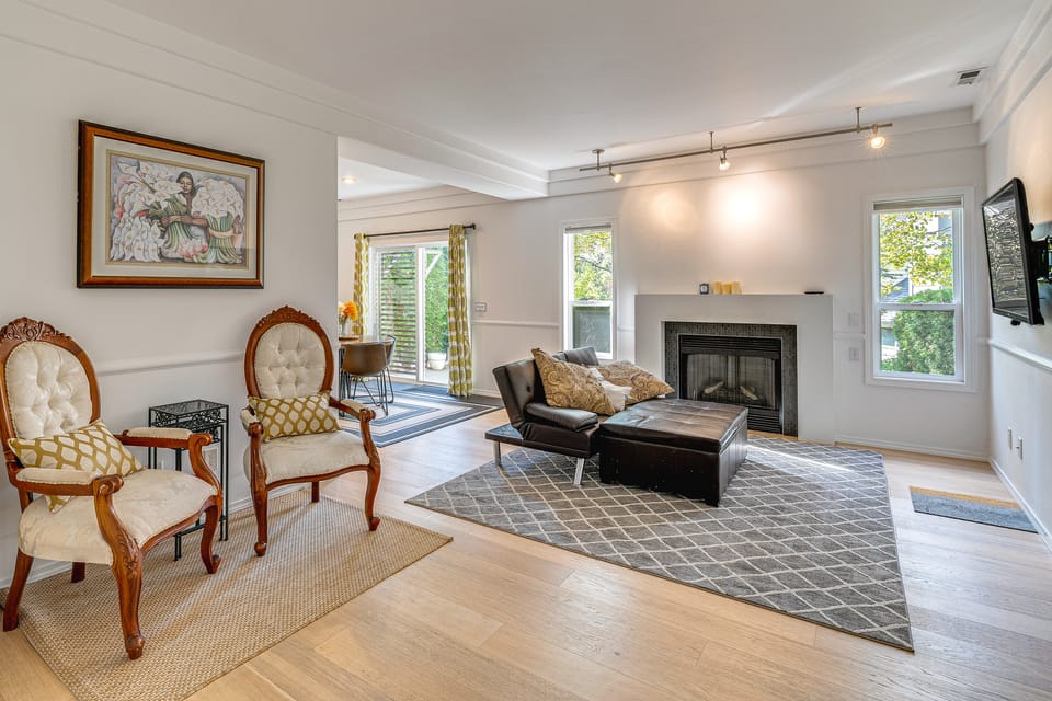 Modern Home Close to Dtwn Woodinville w/ Yard Apartment in Woodinville