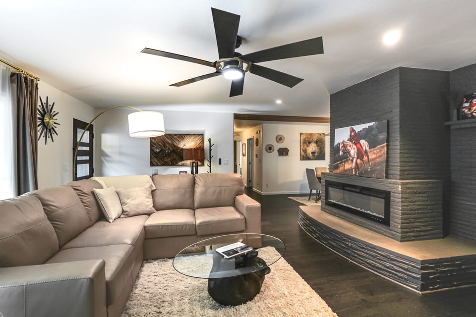 Modern Creekside Retreat 1 Mi to Spirit Mtn Casino House in Oregon