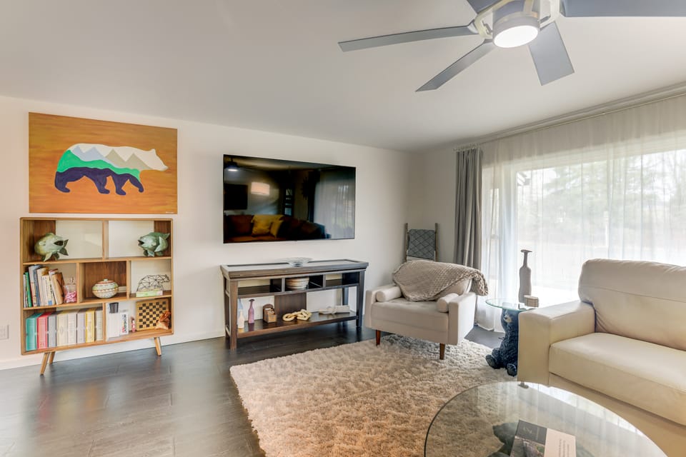 Modern Creekside Retreat 1 Mi to Spirit Mtn Casino House in Oregon