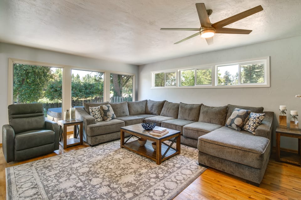 Lovely Riverfront Grants Pass Home: Pool & Hot Tub House in Grants Pass