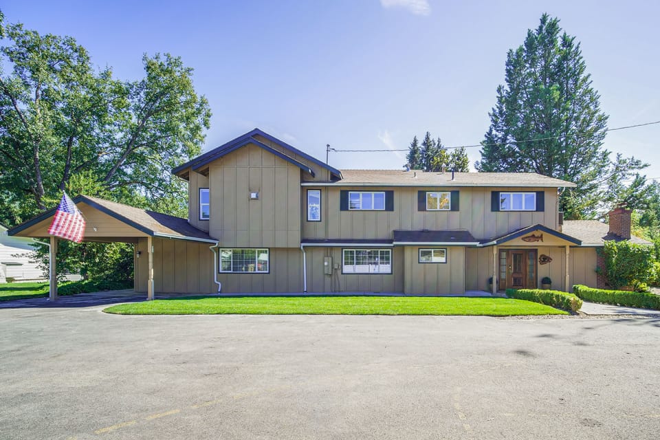 Lovely Riverfront Grants Pass Home: Pool & Hot Tub House in Grants Pass