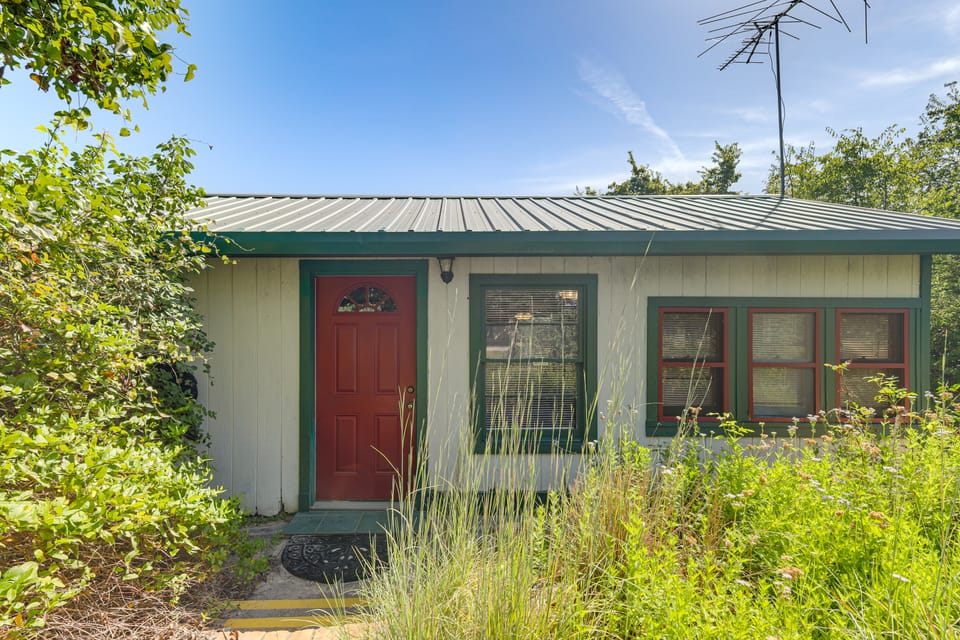 Trails On-Site! Pet-Friendly Lake Whitney Cottage Cottage in Texas