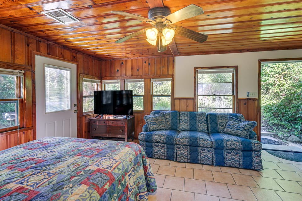 Trails On-Site! Pet-Friendly Lake Whitney Cottage Cottage in Texas