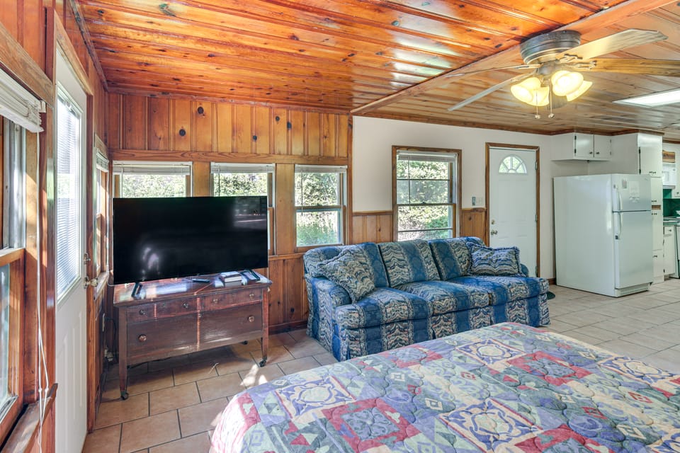 Trails On-Site! Pet-Friendly Lake Whitney Cottage Cottage in Texas
