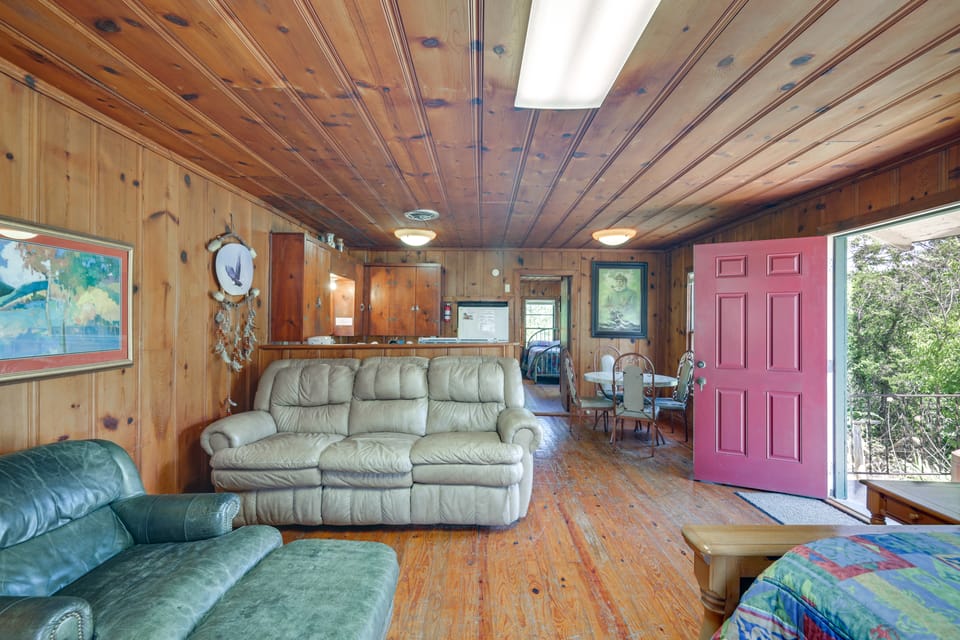On-Site Trails! Cozy Whitney Cottage 2 Mi to Lake Cottage in Texas