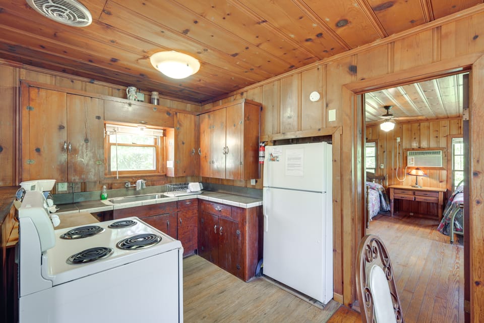 On-Site Trails! Cozy Whitney Cottage 2 Mi to Lake Cottage in Texas