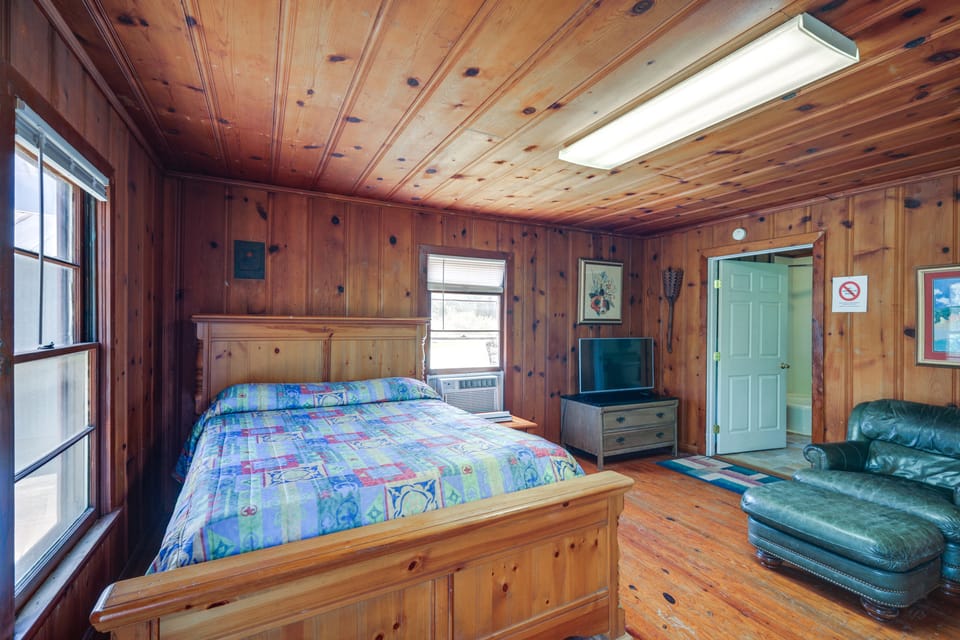 On-Site Trails! Cozy Whitney Cottage 2 Mi to Lake Cottage in Texas