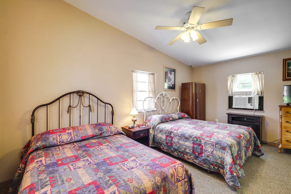 Relax Fireside! Lake Whitney Studio 2 Mi to Marina Apartment in Texas
