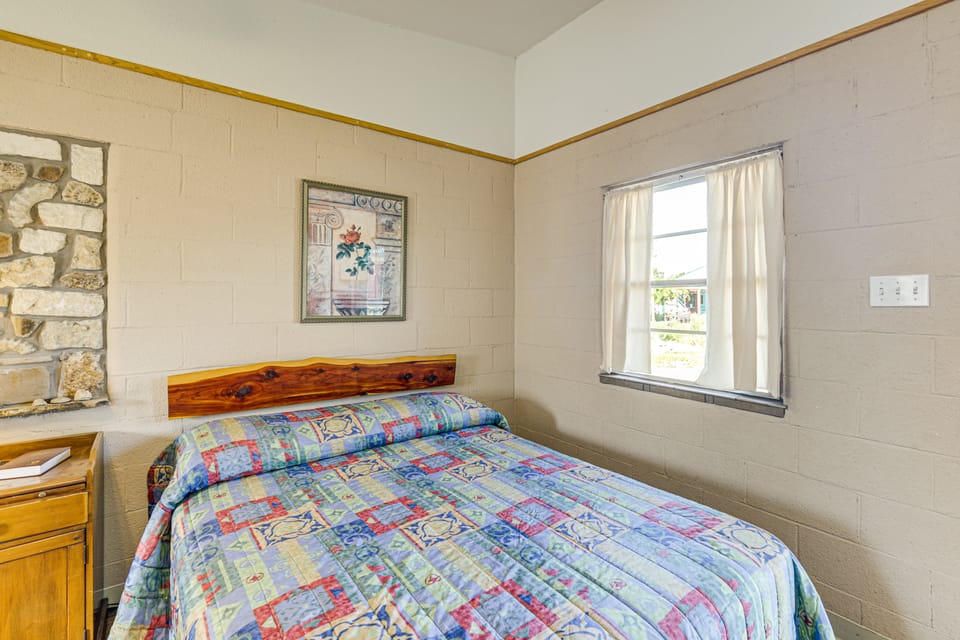 On-Site Hiking Trails: Cozy Lake Whitney Studio! Apartment in Texas