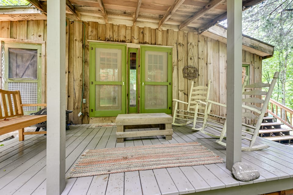 Cozy Log Living: 2BD Nantahala Escape w/ trails House in Tennessee