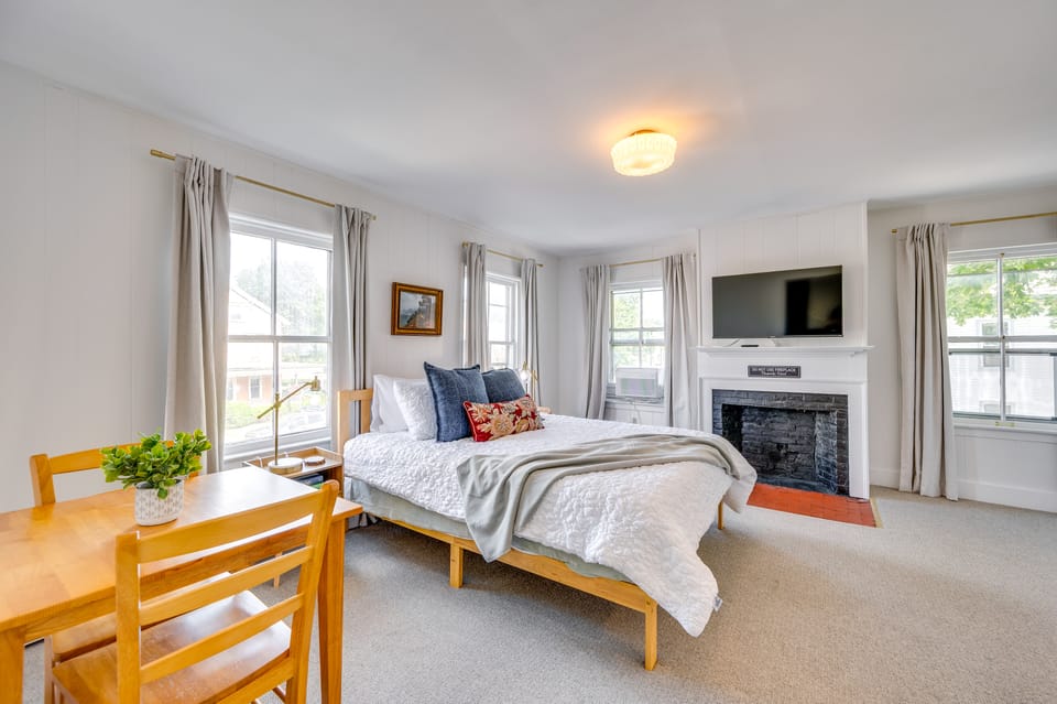 15 Mi to Stowe Mountain Resort: Main Street Studio Apartment in Waterbury