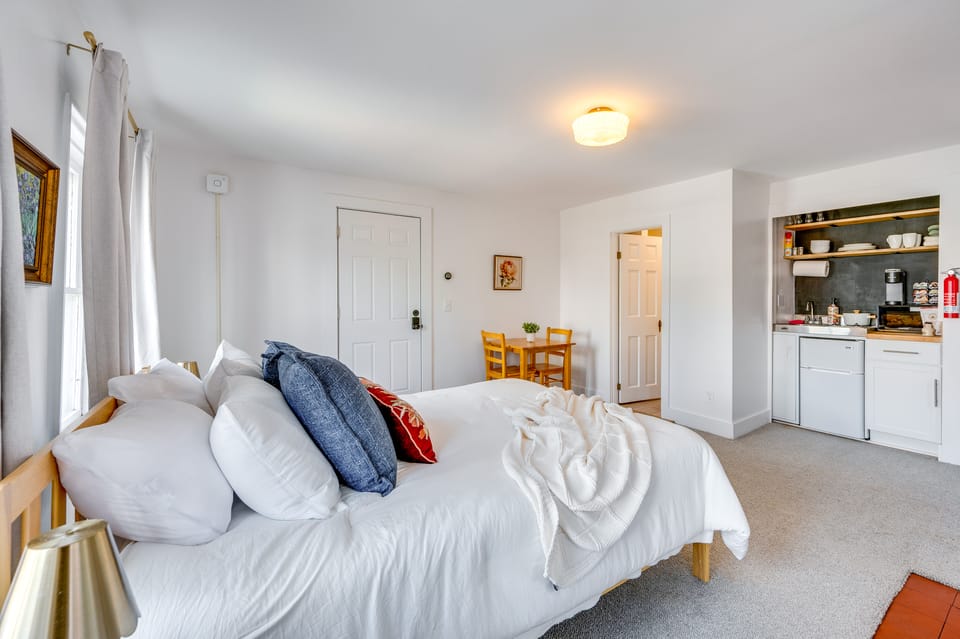 15 Mi to Stowe Mountain Resort: Main Street Studio Apartment in Waterbury