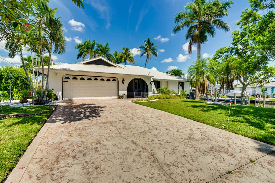 Canal-Front Gem w/ Lanai & Dock in Cape Coral House in Cape Coral