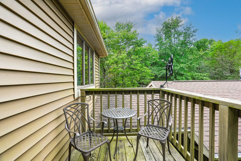 Wooded Retreat on 5 Acres: 6 Mi to Edinboro Lake! House in Lake Erie