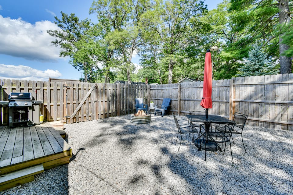 0.3 Mi to Houghton Lake: Fire Pit, Grill & Yard! House in Prudenville