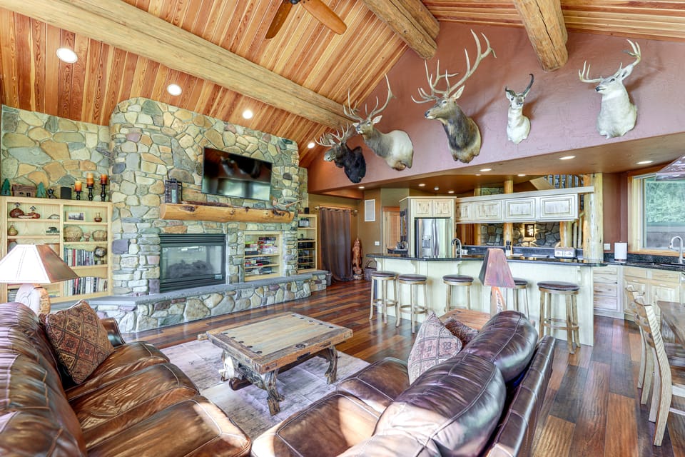 Ski-In/Out, Hot Tub: Spacious Retreat in Whitefish House in Whitefish