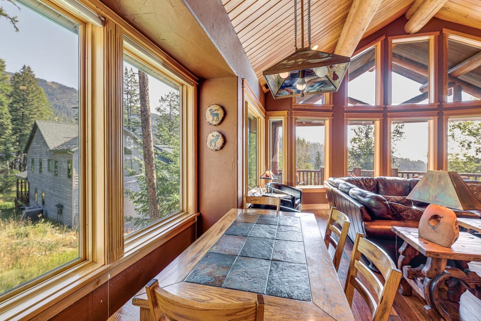 Ski-In/Out, Hot Tub: Spacious Retreat in Whitefish House in Whitefish