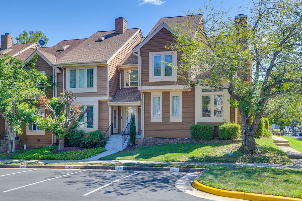 Close to Hospital & Dulles: Herndon Townhome Apartment in Herndon