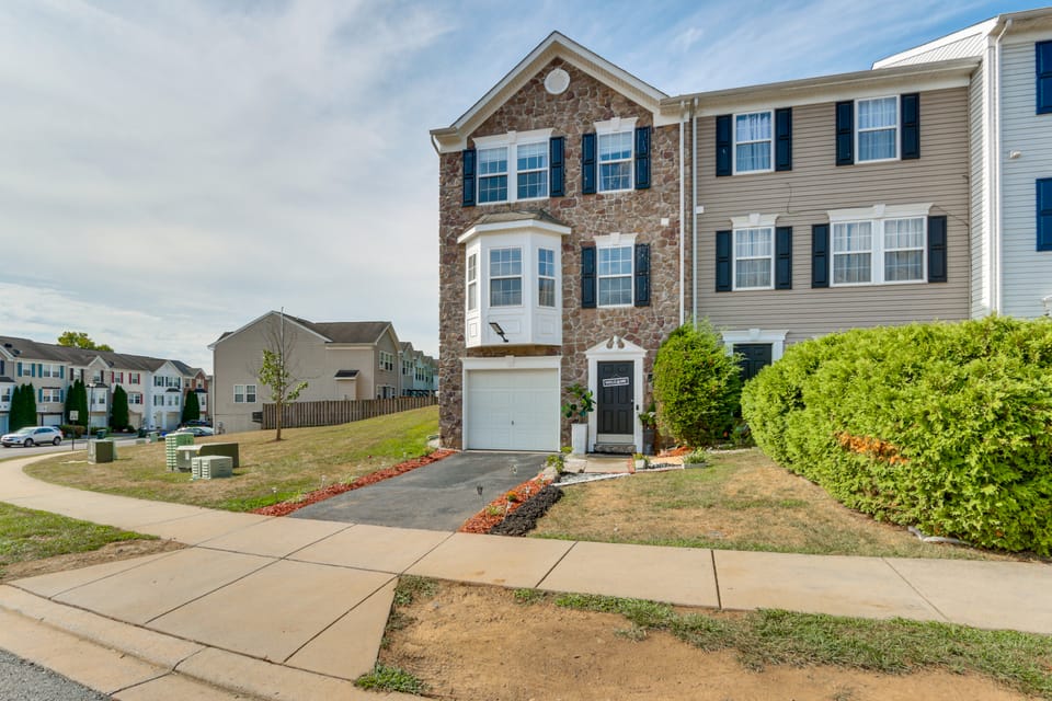 < 2 Mi to Dtwn Hagerstown: Townhome w/ Fireplace Apartment in Hagerstown