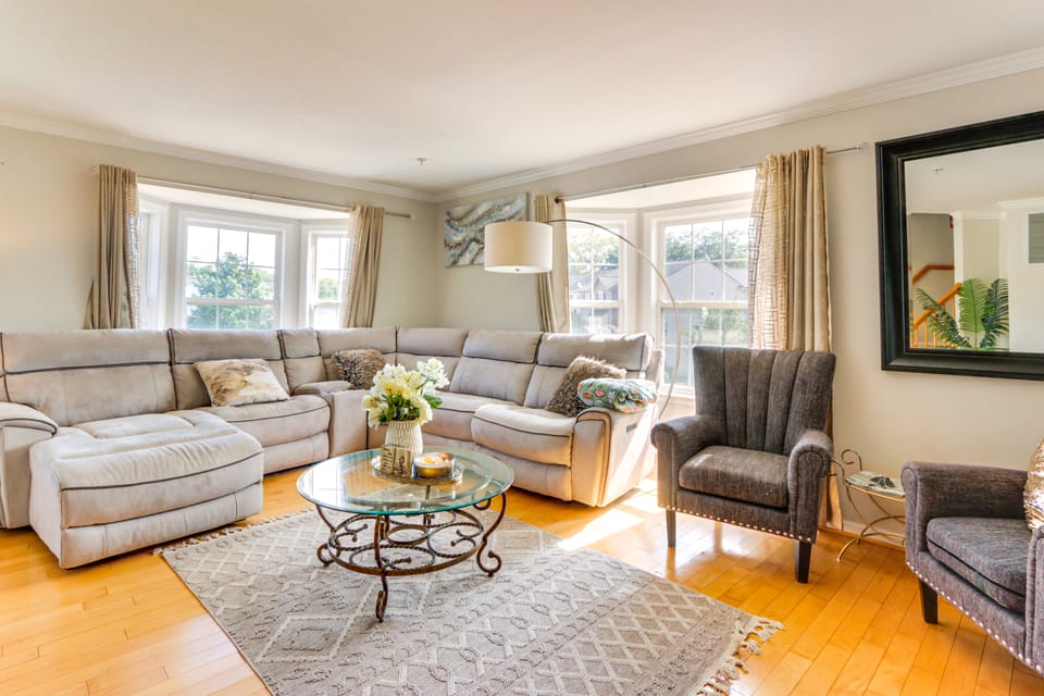 < 2 Mi to Dtwn Hagerstown: Townhome w/ Fireplace Apartment in Hagerstown