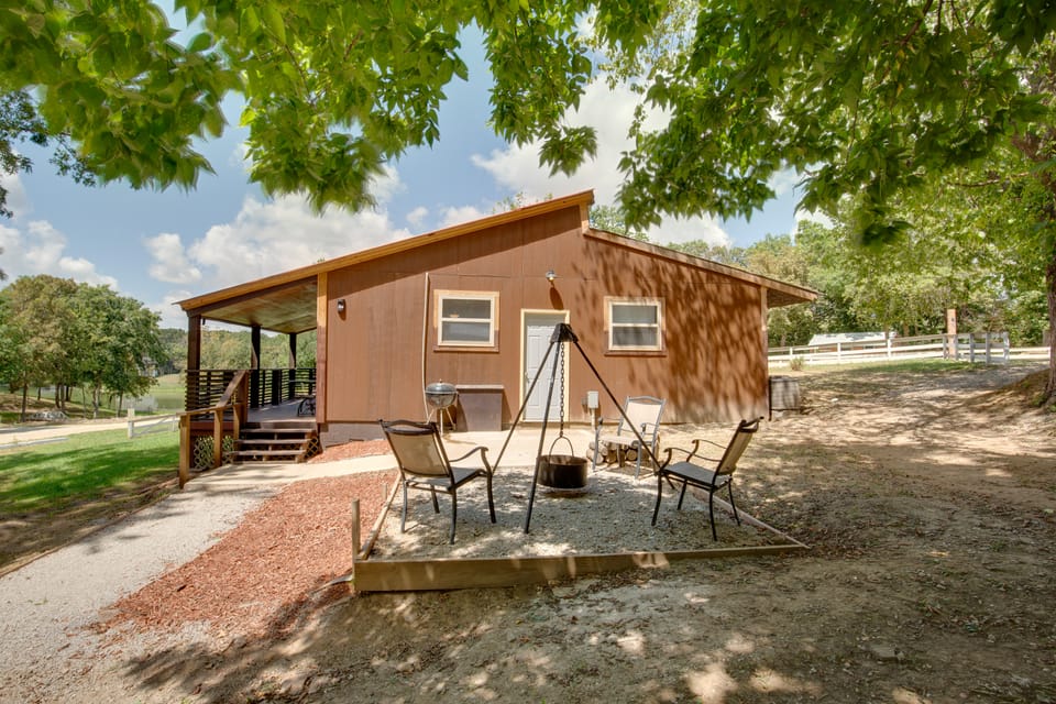 'Cedar Pointe' - Peaceful Lake Cabin in Odessa House in Missouri