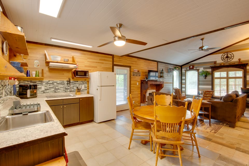 'Cedar Pointe' - Peaceful Lake Cabin in Odessa House in Missouri