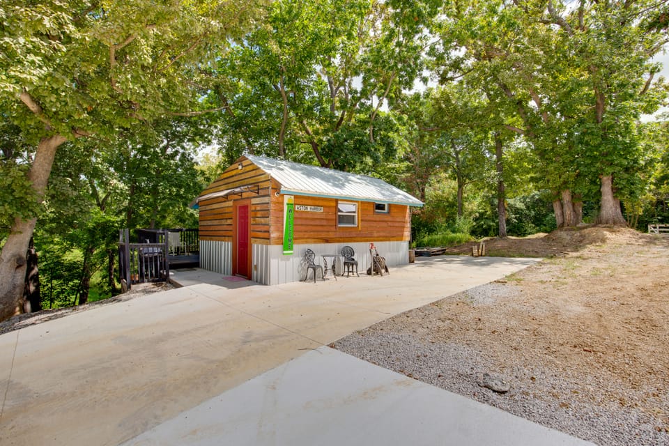'Aston Harbor' Cabin, Walk to Lake Lafayette Apartment in Missouri