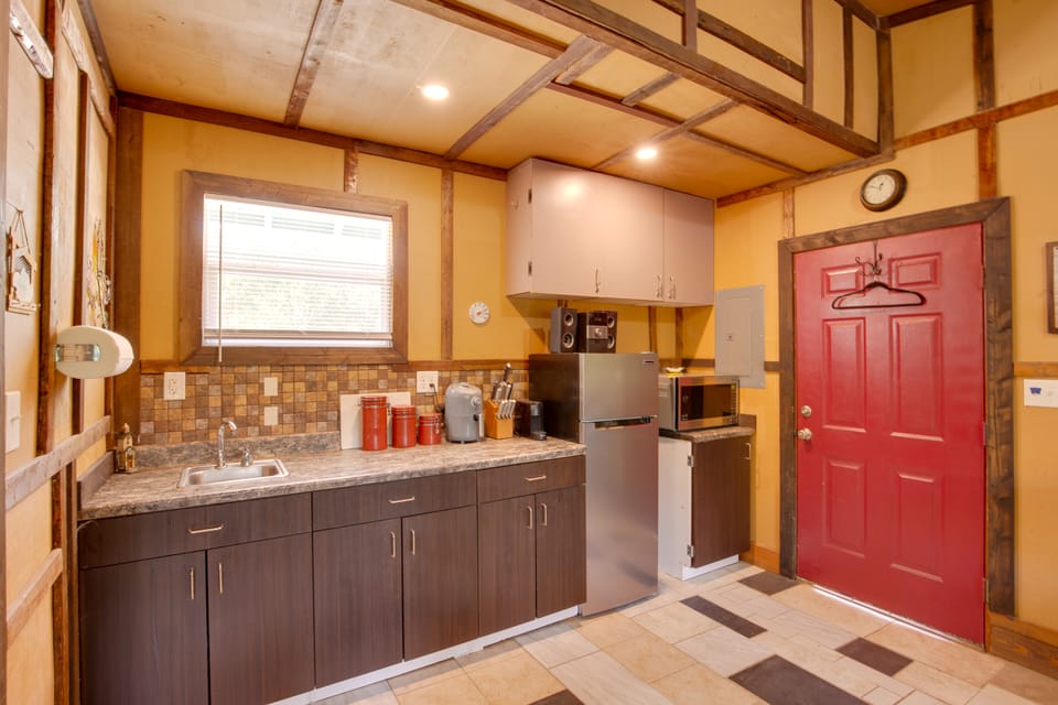'Aston Harbor' Cabin, Walk to Lake Lafayette Apartment in Missouri