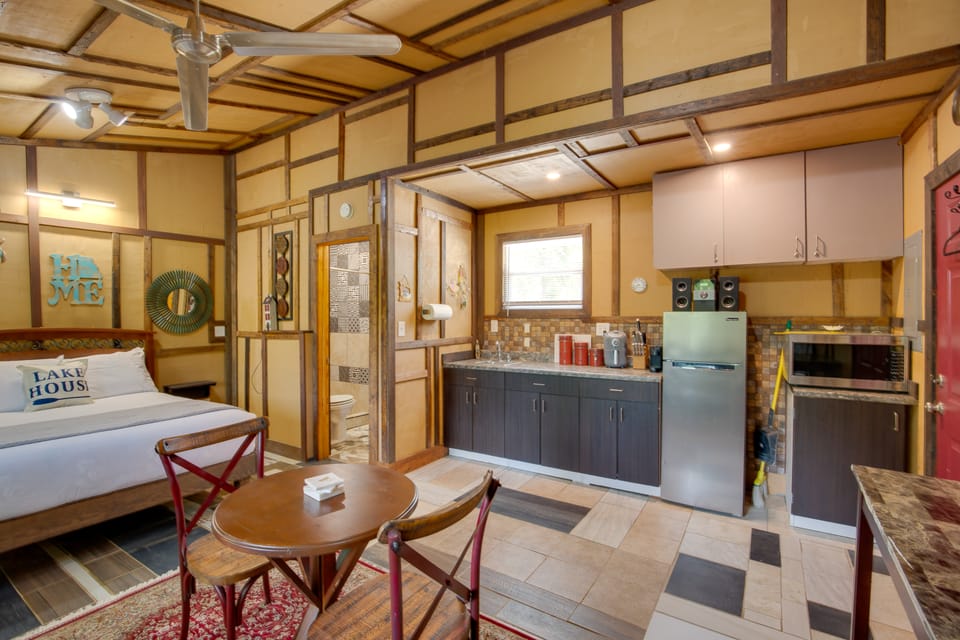 'Aston Harbor' Cabin, Walk to Lake Lafayette Apartment in Missouri