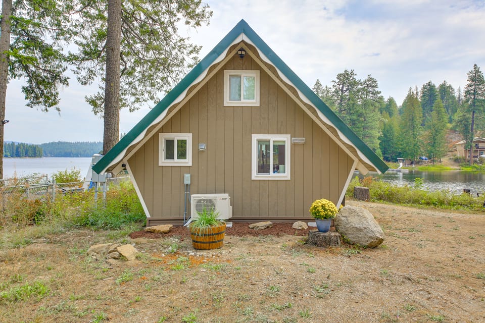 Steps to Sacheen Lake: Cute Studio Cabin w/ Deck Apartment in Washington