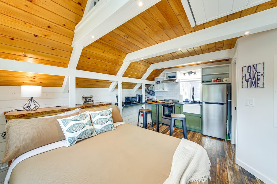 Steps to Sacheen Lake: Cute Studio Cabin w/ Deck Apartment in Washington