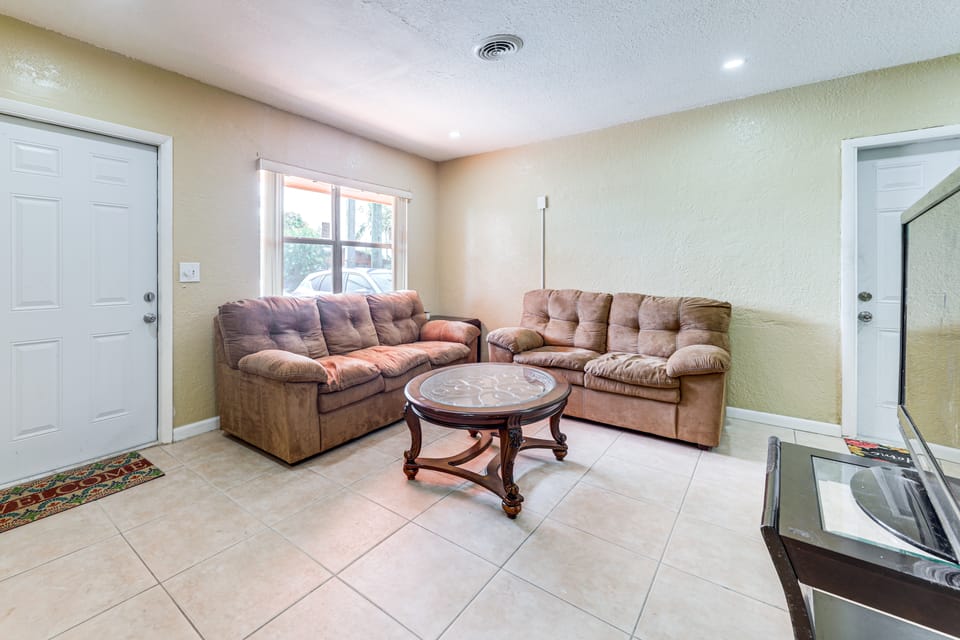 3 Mi to Dania Beach Pier: Convenient Apartment! Apartment in Dania Beach