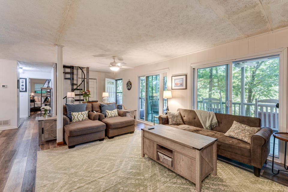 Hiwassee River Gem w/ Huge Decks: Great for Groups House in Georgia