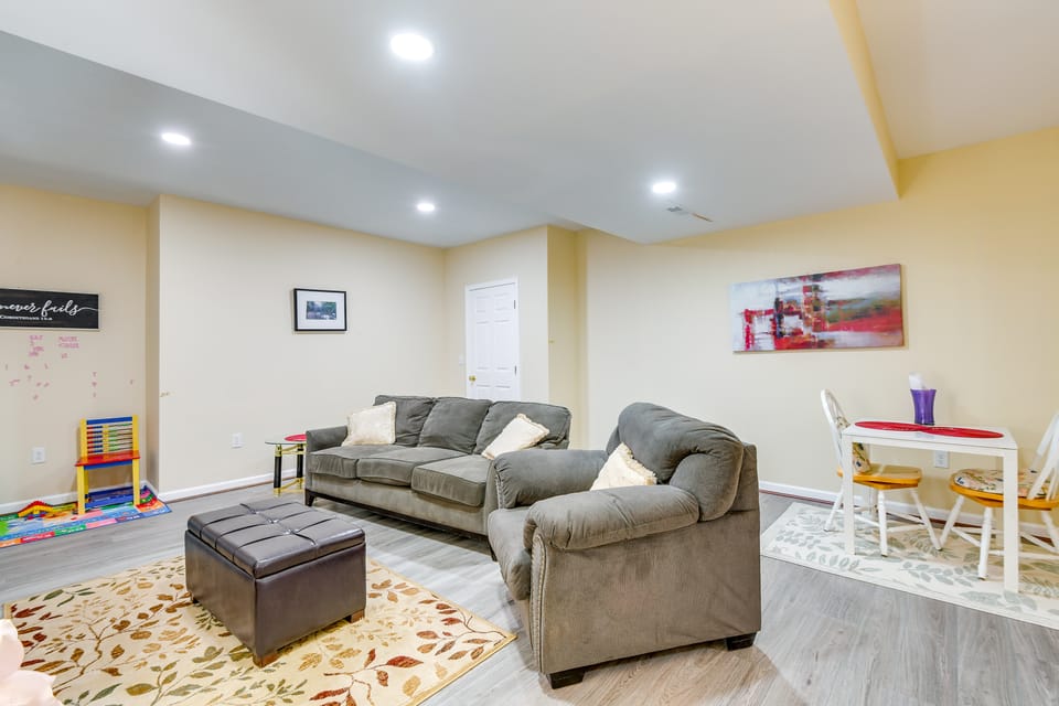 Pets Welcome! Cozy Family Apartment in Sterling Apartment in Herndon