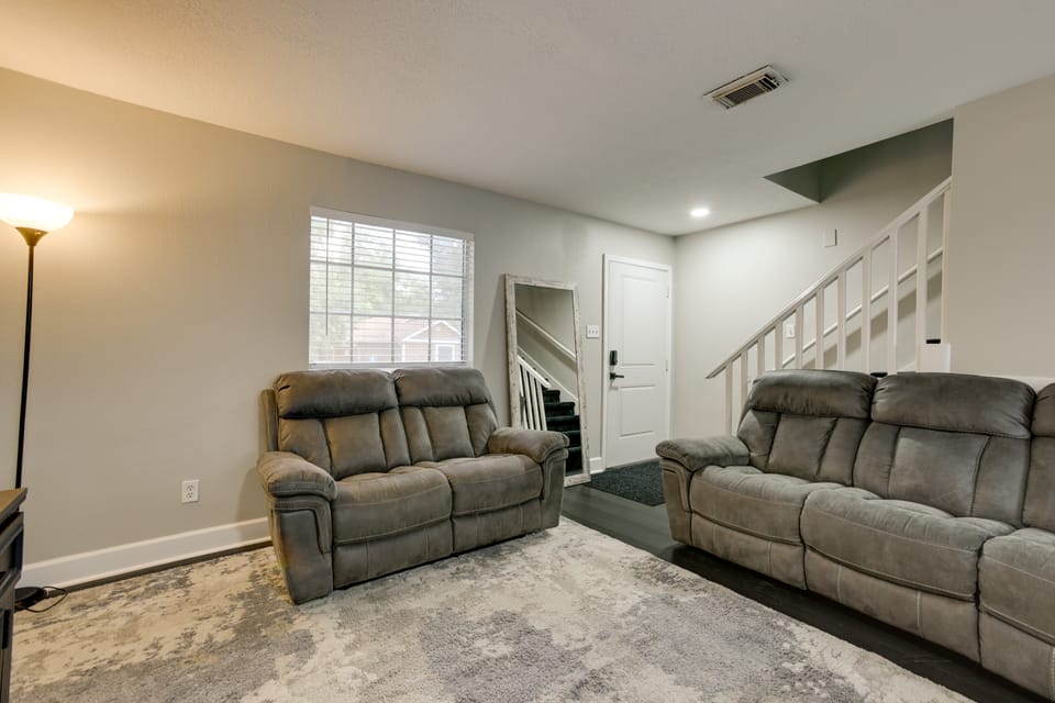 4 Mi to IAH: Suburban Houston Townhome Apartment in Humble